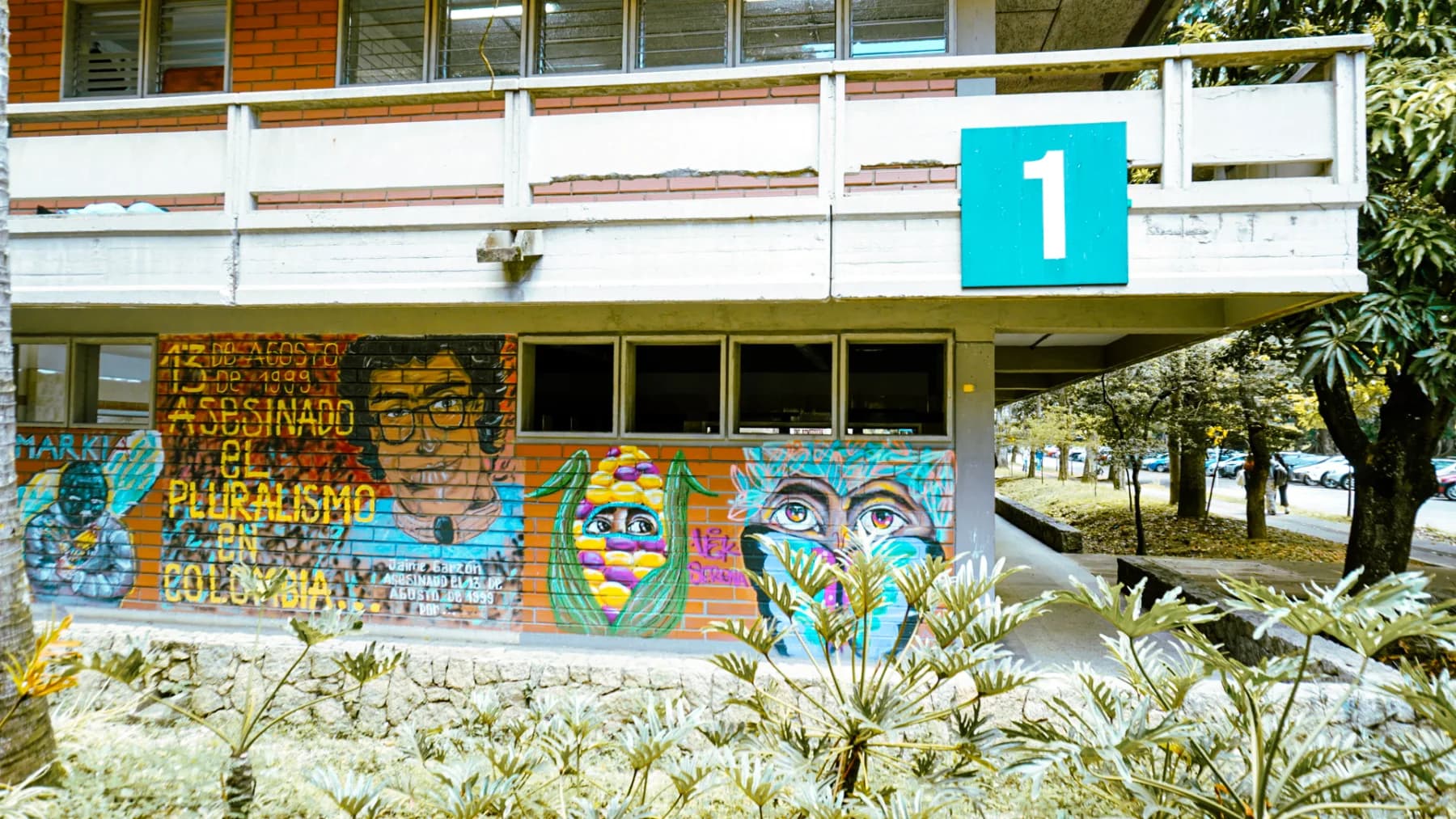 Comuna 13: How Outdoor Escalators Transformed Medellín's Most Dangerous Neighborhood