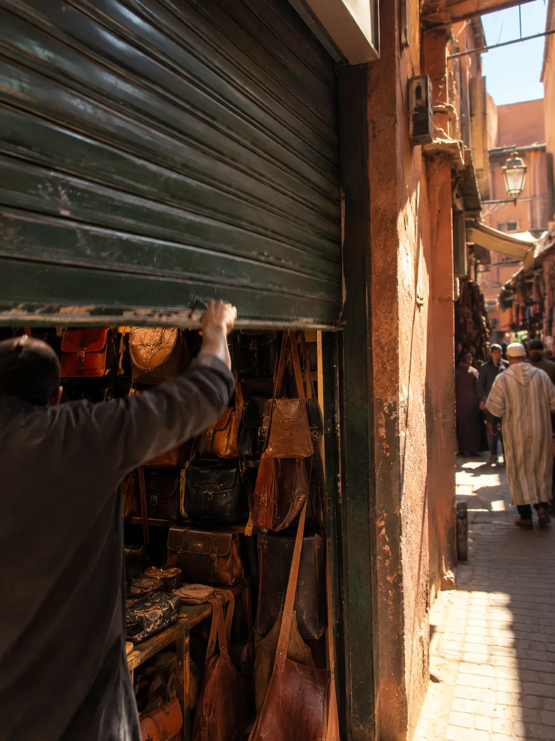 The Shopkeeper Who Closed His Stall for a Stranger